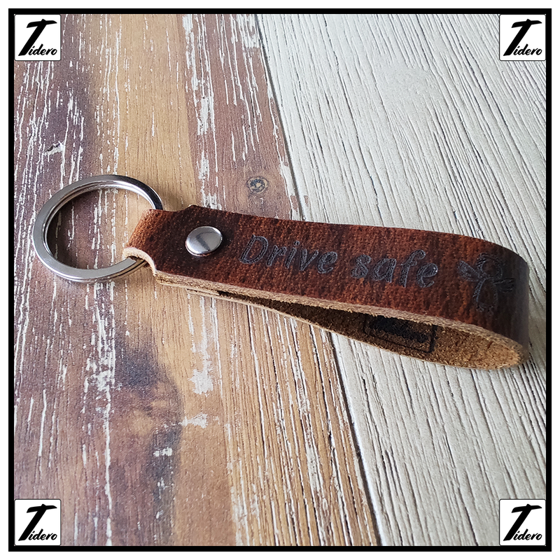 Schlüsselanhänger aus Leder mit Gravur "Drive safe", beidseitig (klein) | Wild Brown (braun) Tidero